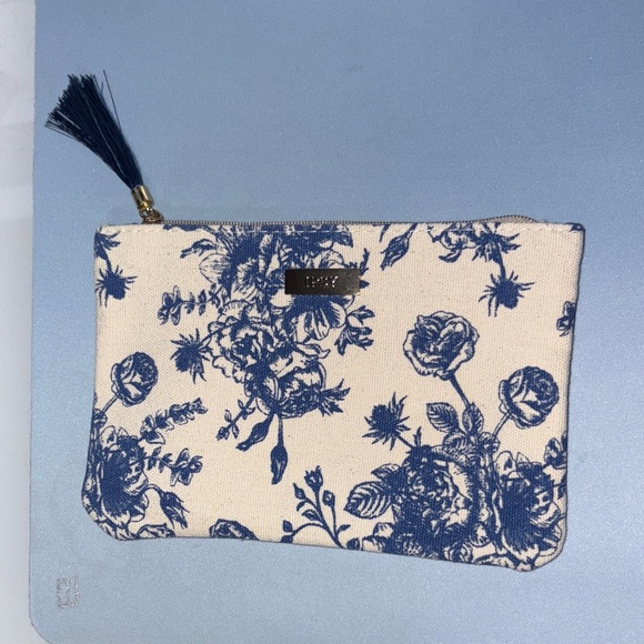 IPSY Floral Blue and Cream Travel Bag - Picture 1 of 3
